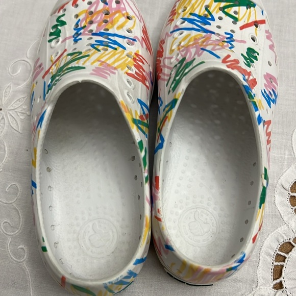 Native + Crayola Jefferson Scribble shoes size J1 - Picture 4 of 9